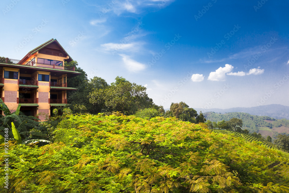 Casa y el paisaje. Lugares y turismo exóticos. Viajes y concepto de hotel.