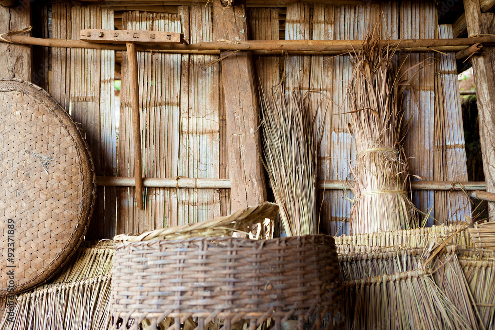 Viajar alrededor del mundo. Detalle de cabaña y utensilios de bambú.