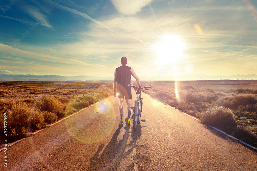 Bicicleta和aventuras，估计视频。Ciclista和paisaje de carretera