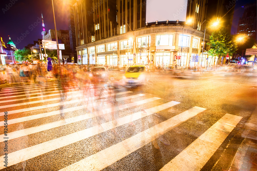 有斑马线和体育馆的拥挤道路