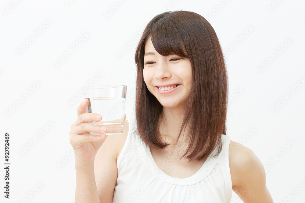 水を飲む女性