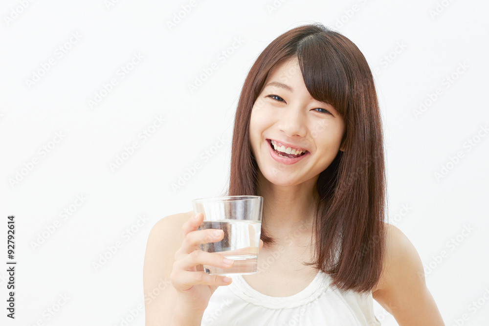 水を飲む女性