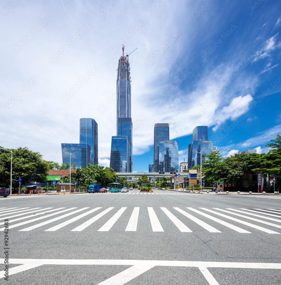 有斑马线和摩天大楼的空旷道路