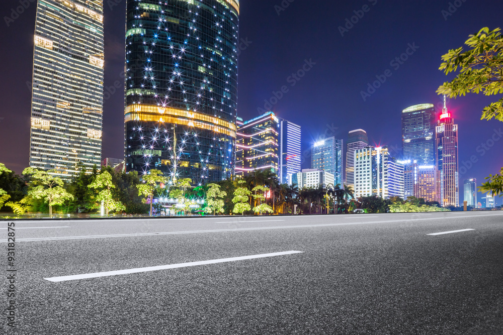 夜晚摩天大楼附近的柏油路