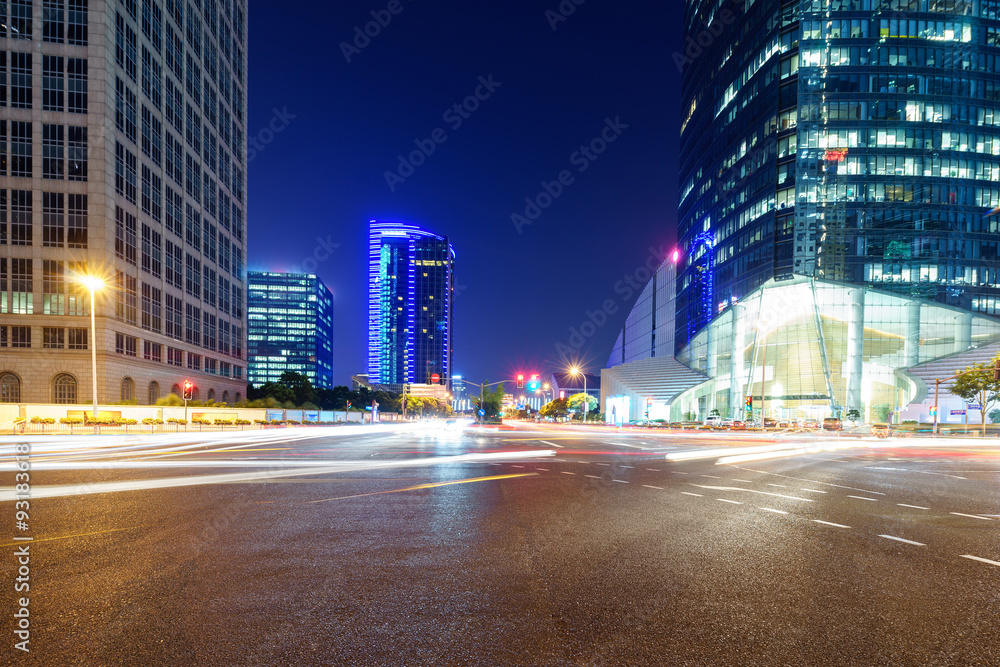 夜晚摩天大楼附近的柏油路