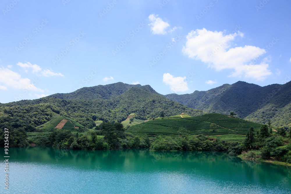 群山环抱的清澈湖泊