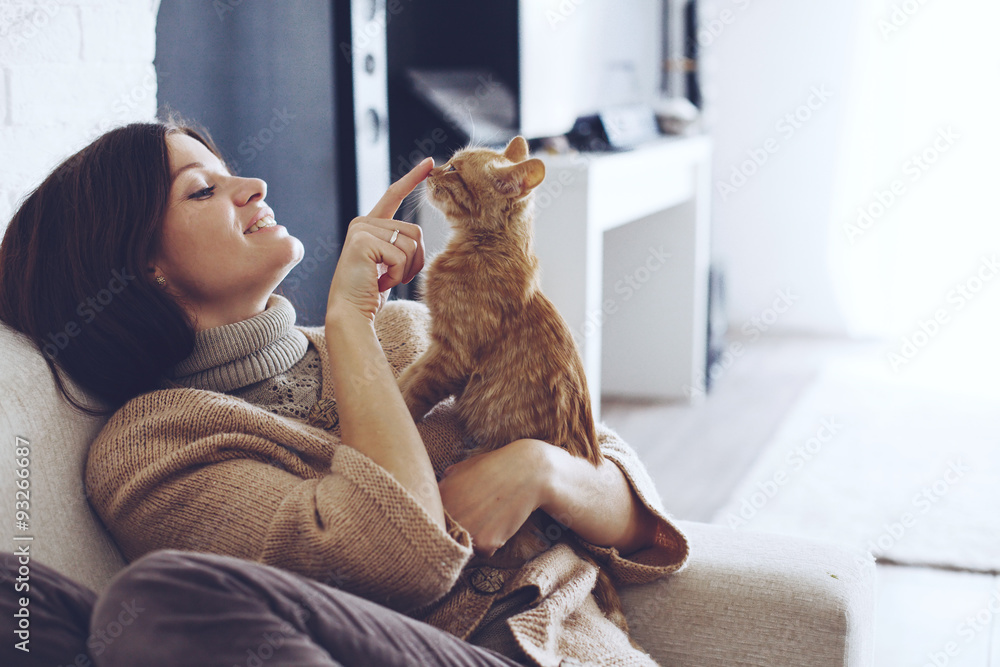 与小猫一起休息的女人