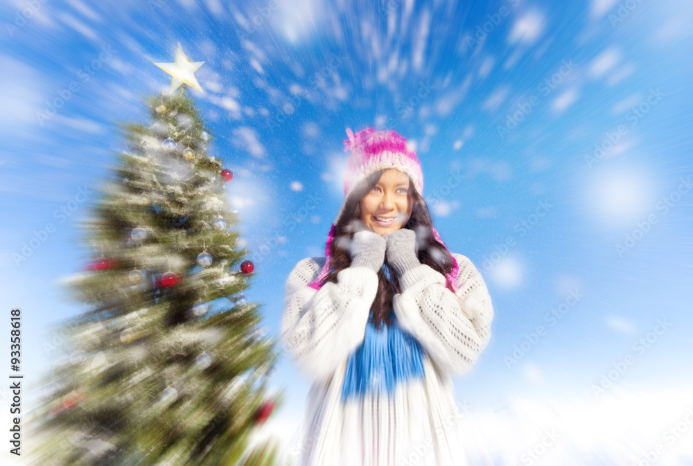 年轻女性享受户外雪地概念