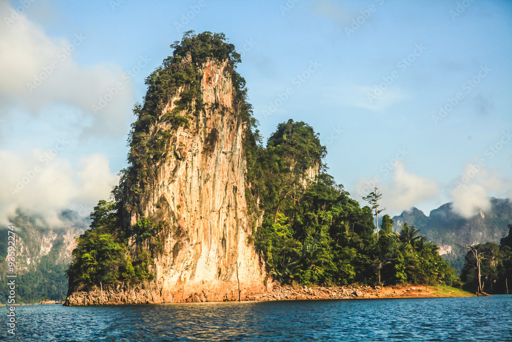 美丽的岛屿和清澈的海水。这个旅游景点是在T州苏拉特哈尼省拍摄的。