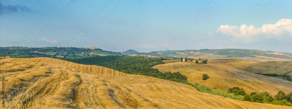 托斯卡纳风景，有著名的小教堂、连绵起伏的山丘和日落时的皮恩扎镇，瓦尔德奥西亚，I