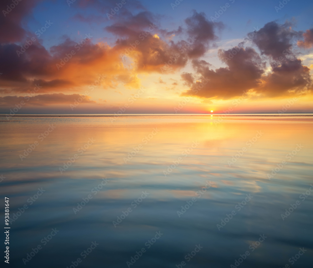 日出时的海景。美丽的自然夏季海景