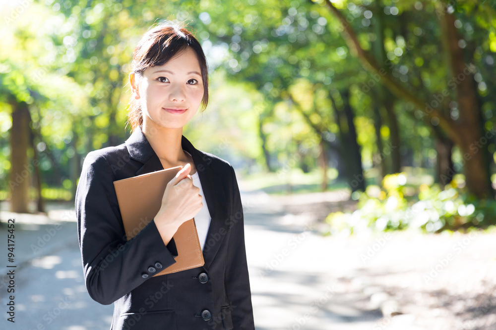 亚洲女商人在公园