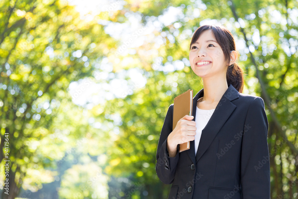 公园里的亚洲女商人