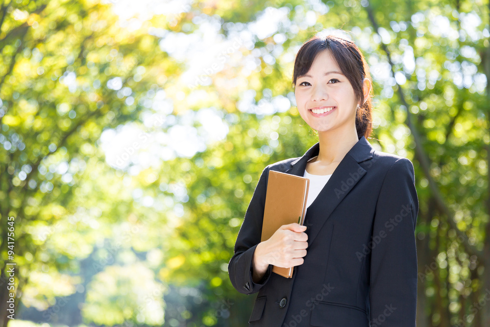 公园里的亚洲女商人