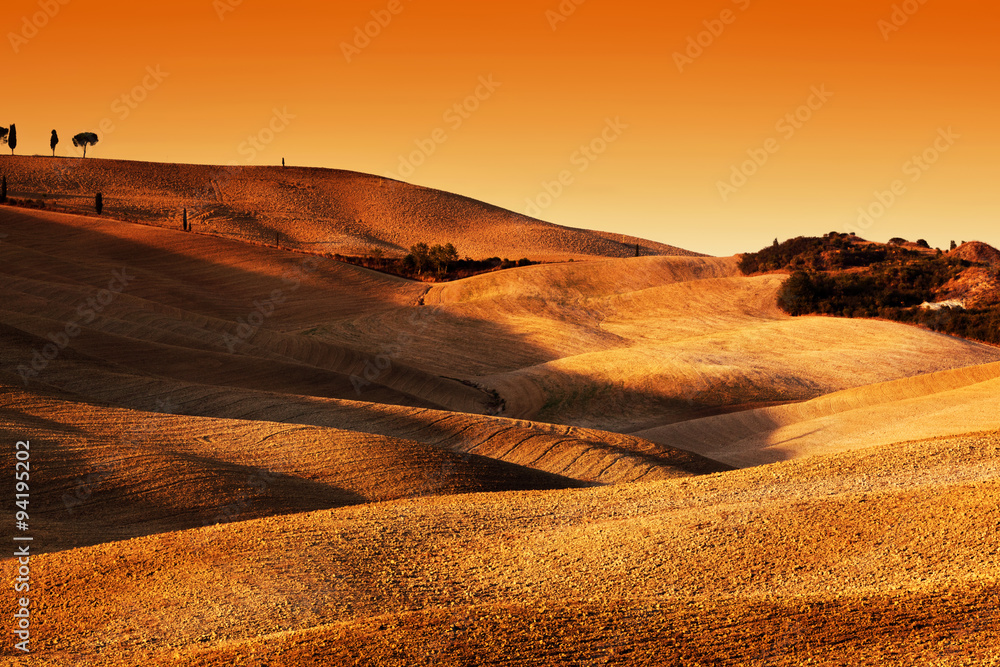 托斯卡纳，日落时的意大利风景。有光影的如画山丘。