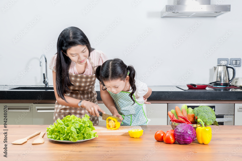 家庭、孩子和幸福的人的概念——亚洲母亲和孩子