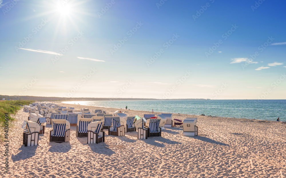 Strandkörbe, Möwen und Familie am Strand