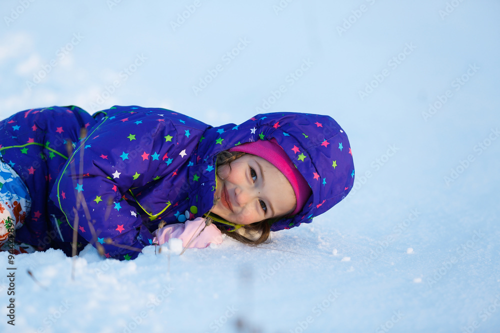 小女孩在新鲜的雪地里玩耍