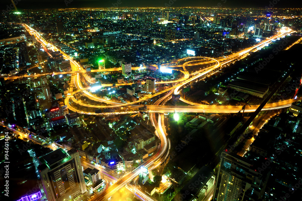 Bangkok por la noche. Paisaje urbano y carretera, edificios y tráfico