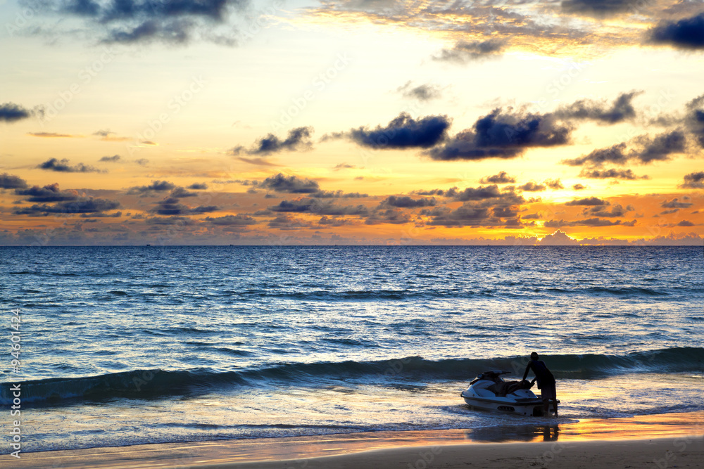 Paisaje playa y puesta de sol.Deportes acuaticos,Atardecer y mar