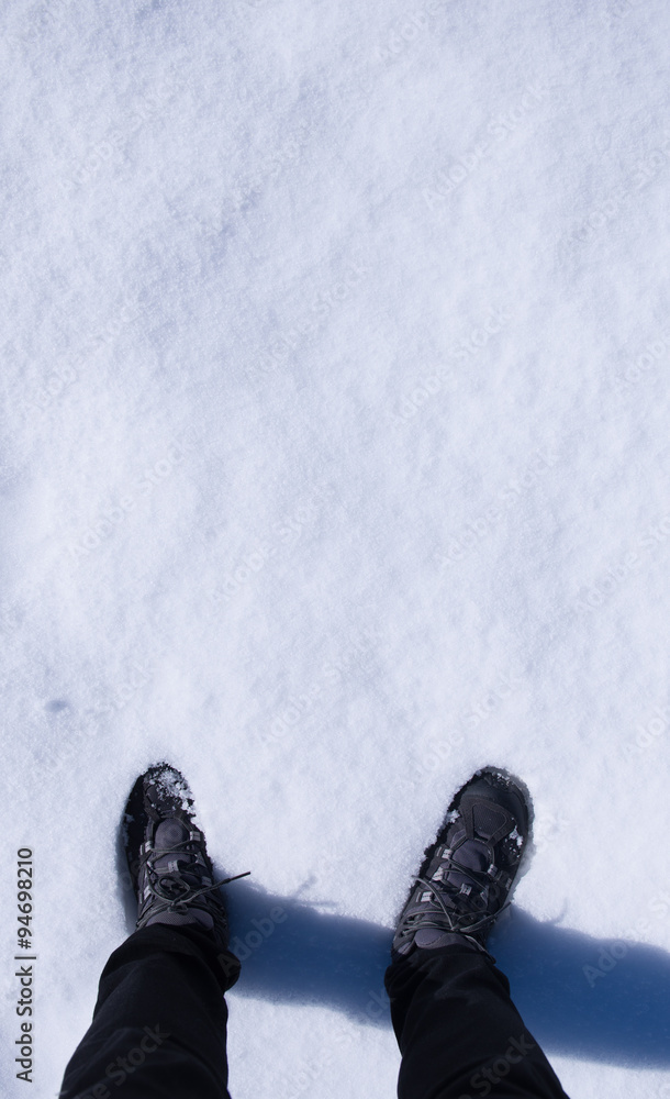 男人站在雪地上