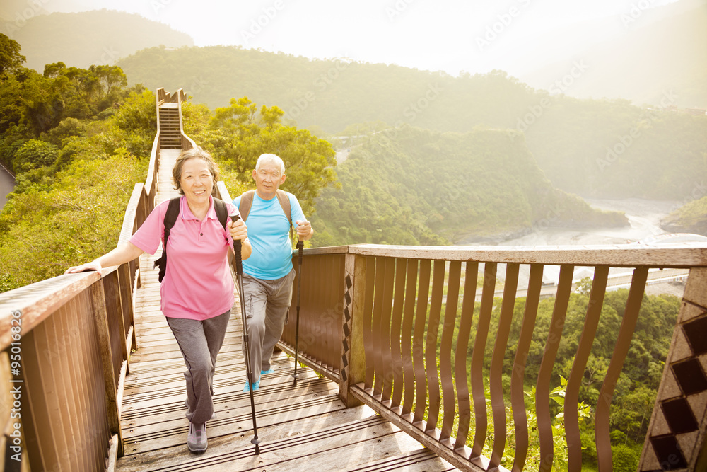 快乐的亚洲高级情侣登山