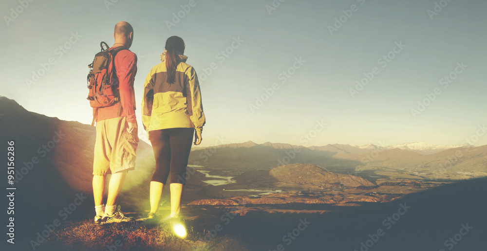 冒险家美丽日出背包登山概念