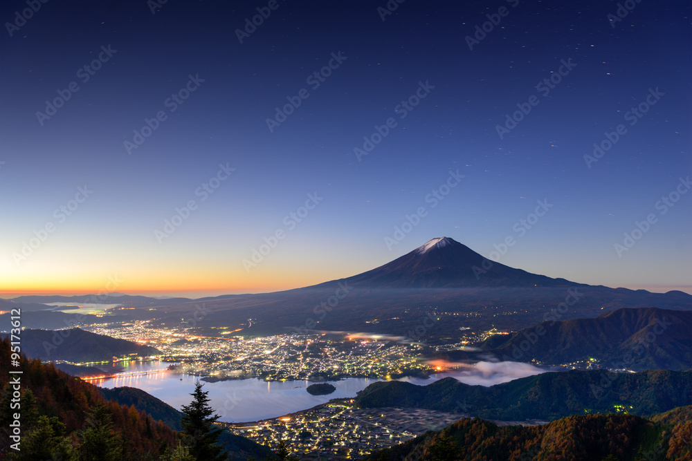 日本川口湖与富士山。