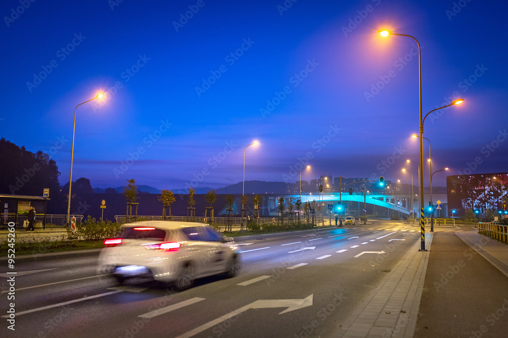 波兰格但斯克市中心夜间高速公路上的汽车