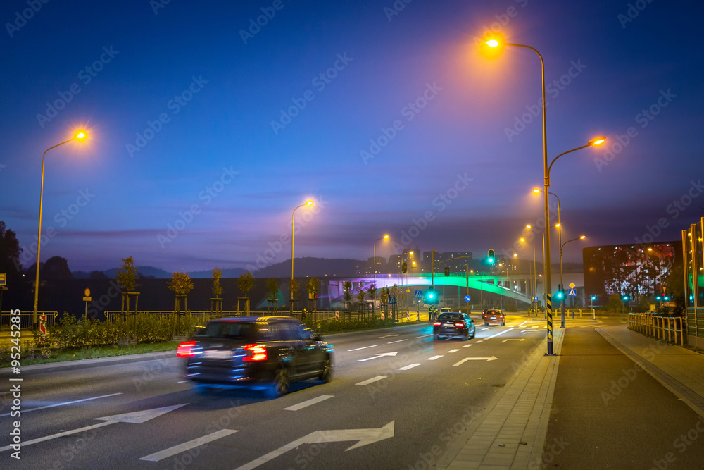 波兰格但斯克市中心夜间高速公路上的汽车