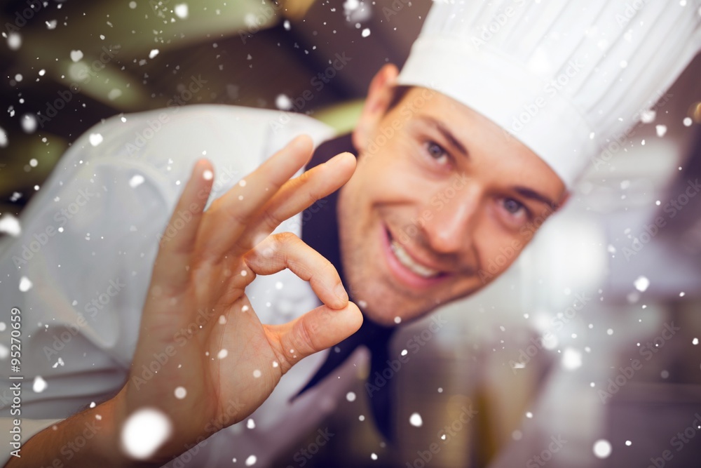 雪对着一位微笑的男厨师做手势示意的特写镜头