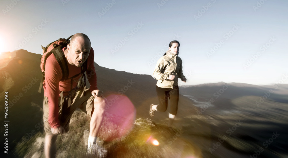 极限运动员在山区锻炼概念