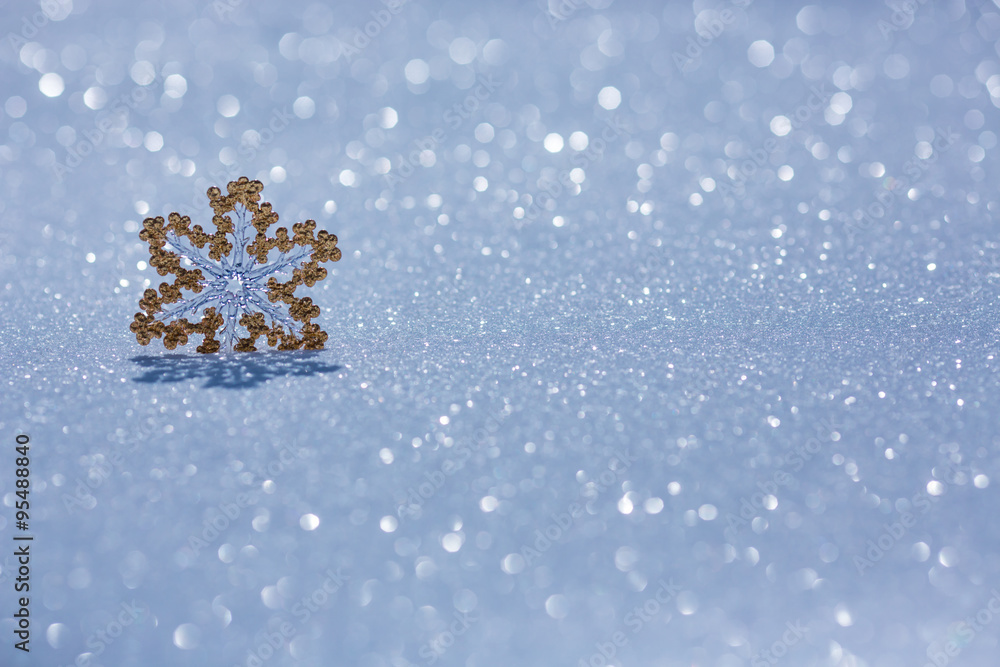 雪地上的圣诞装饰