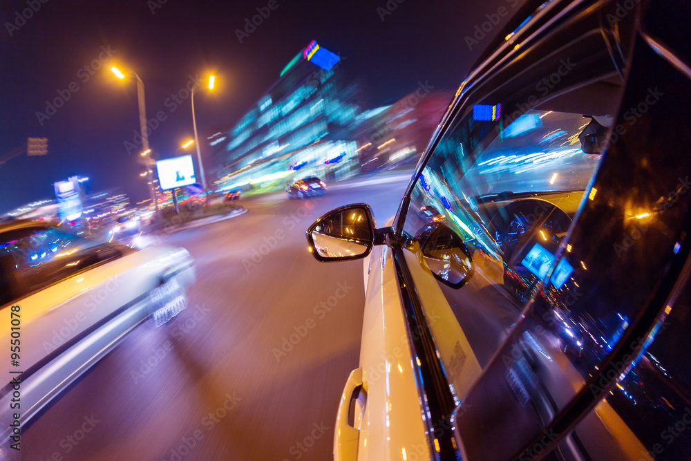 夜间城市汽车驾驶