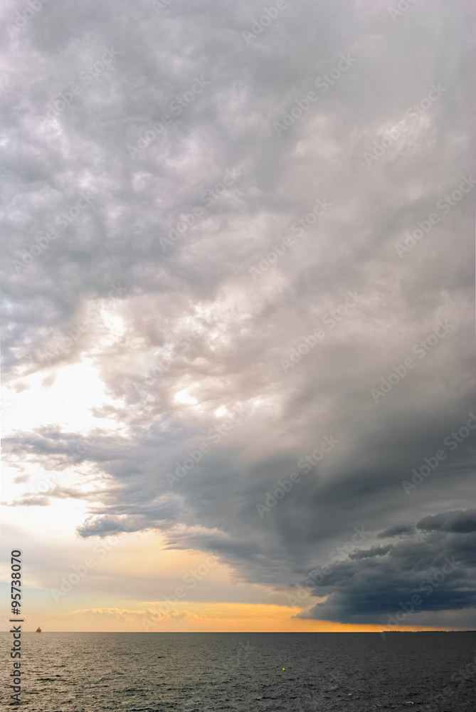 动荡的暴风雨天空