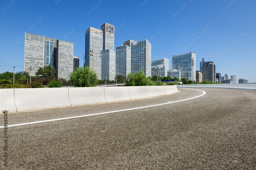 商业城市中心和城市道路上的写字楼风景