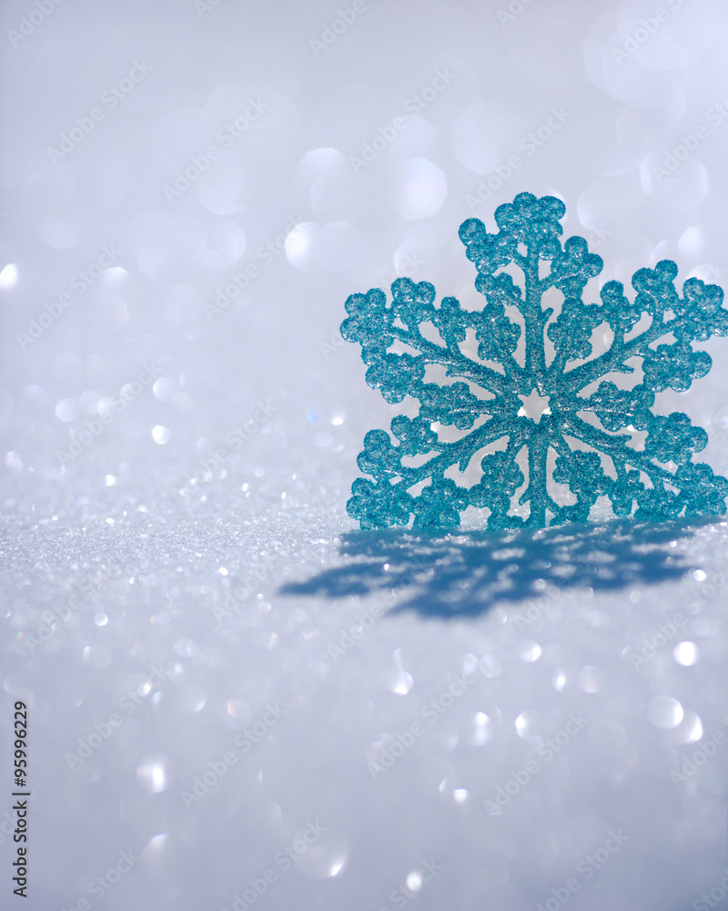 雪地上的圣诞装饰