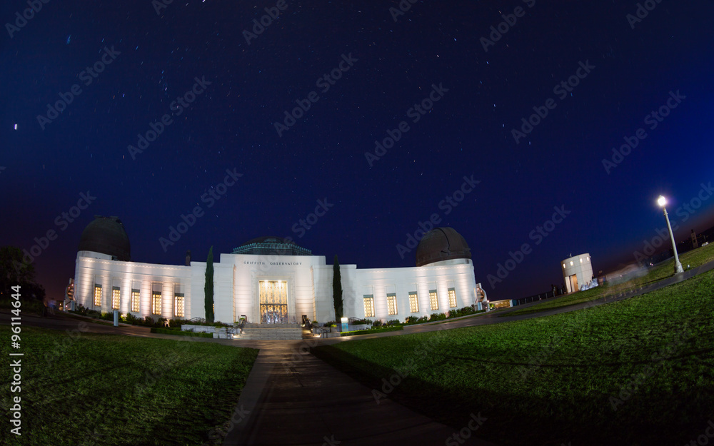 带灯光的格里菲斯天文台夜景