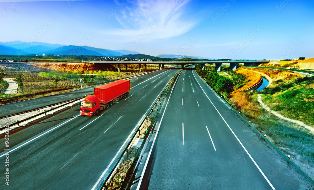 City-highway vehicles in the dusk