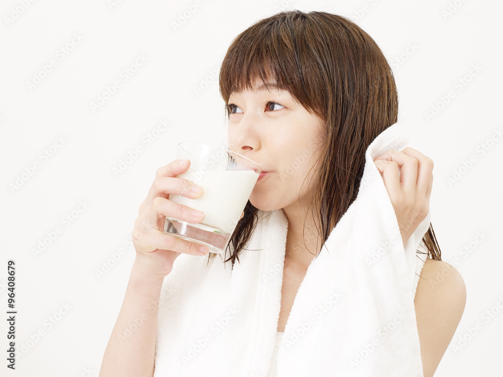 お風呂上がりに牛乳を飲む女性