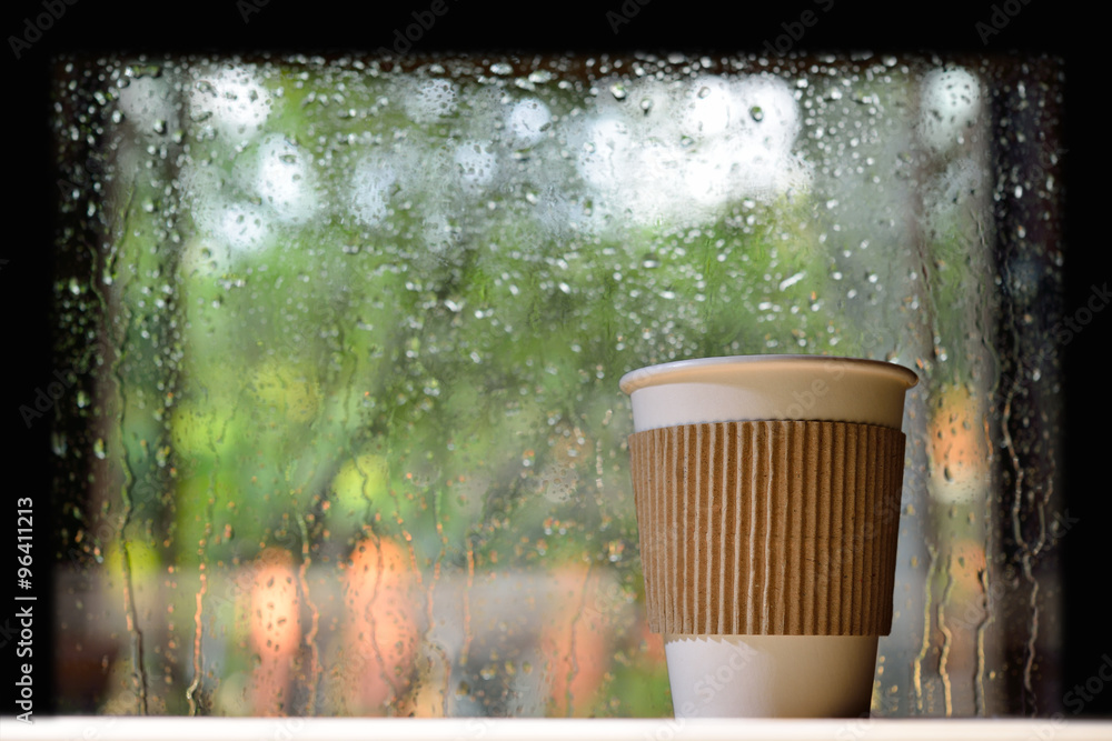 雨天窗口背景下的纸杯咖啡