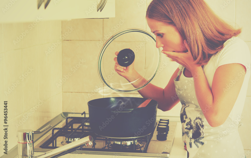 有趣的女人家庭主妇在厨房准备