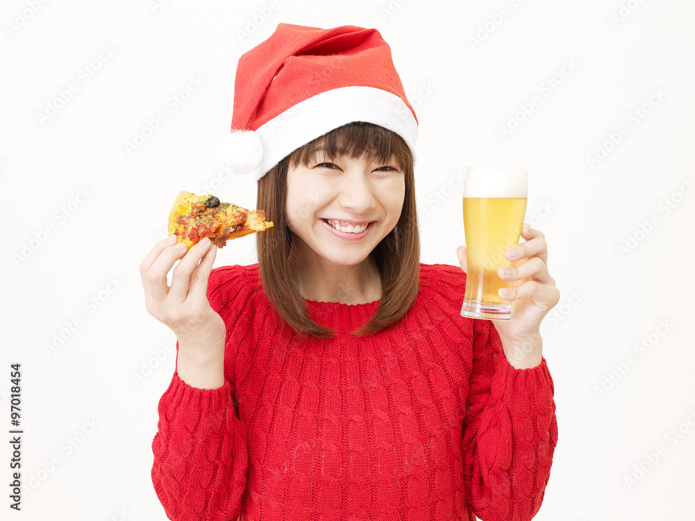 サンタ帽子をかぶる女性　ピザとビールを持つ