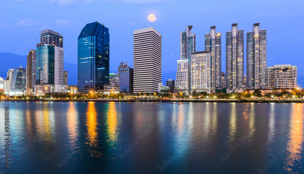 泰国曼谷现代河流城市夜景