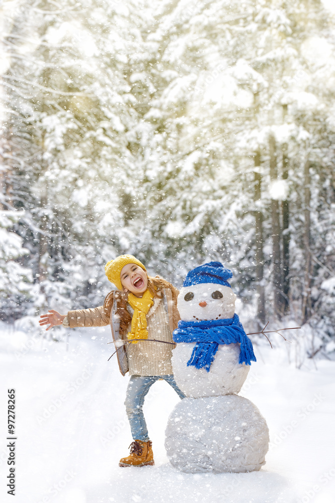 女孩在玩雪人