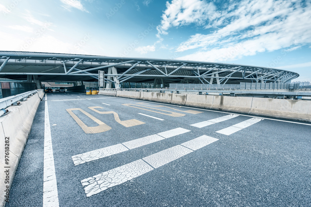 天际线和穿过建筑物的道路