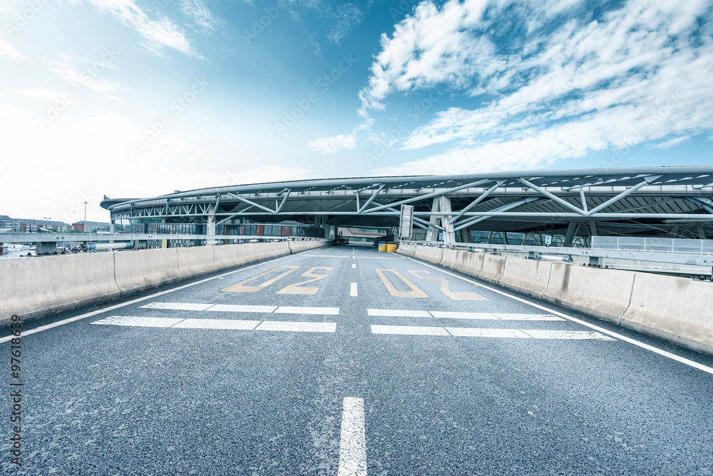 天际线和穿过建筑物的道路