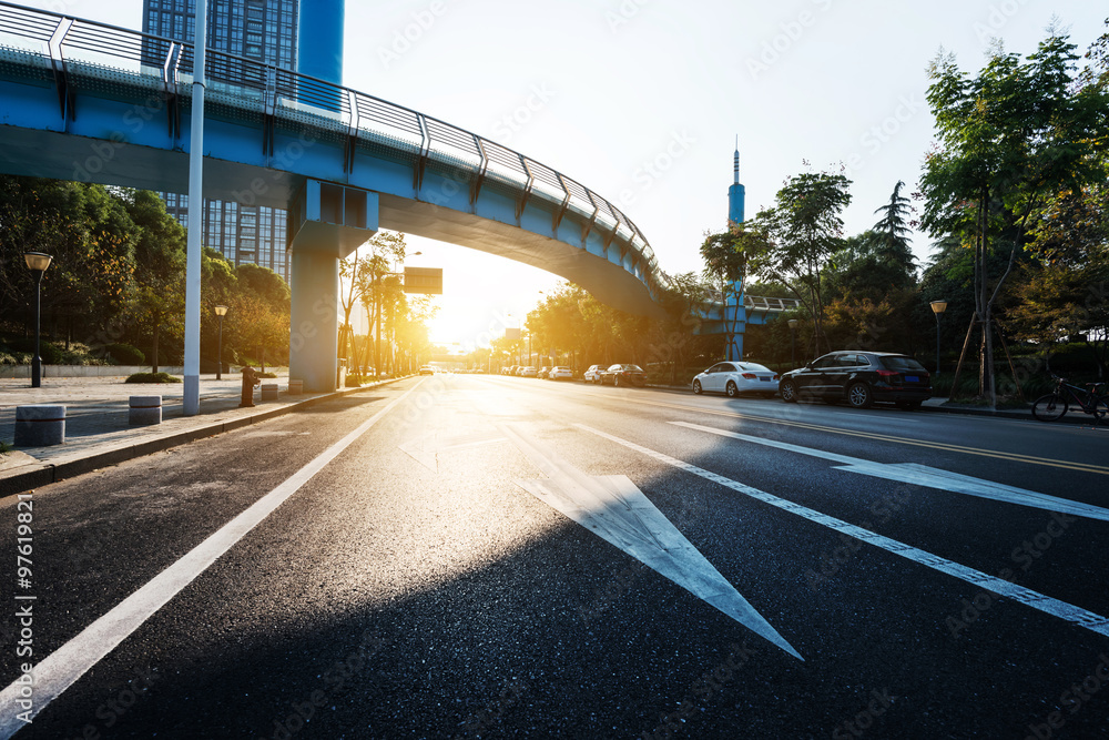 穿过现代建筑的阳光空路