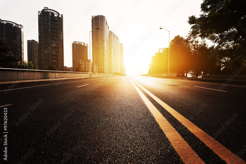 阳光天空和建筑物旁的道路