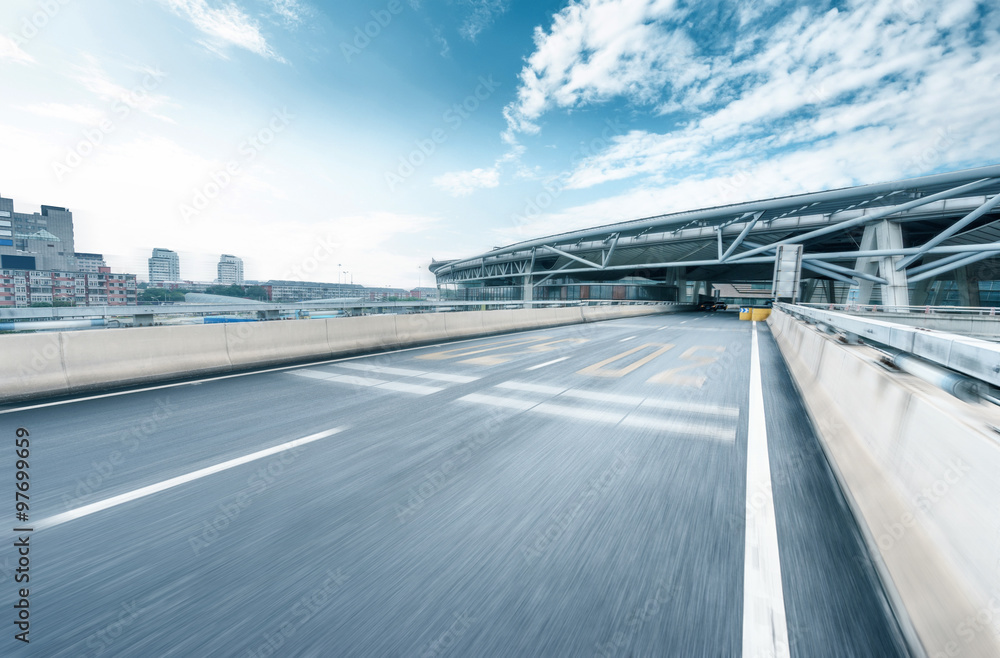 天际线和穿过建筑物的道路